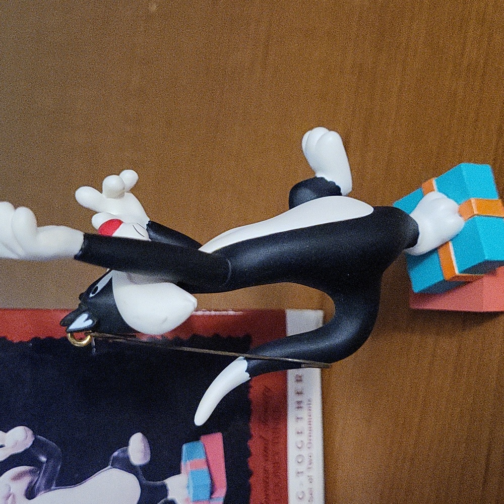 Looney Tunes Sylvester Christmas Ornament - Picture 5 of 8
